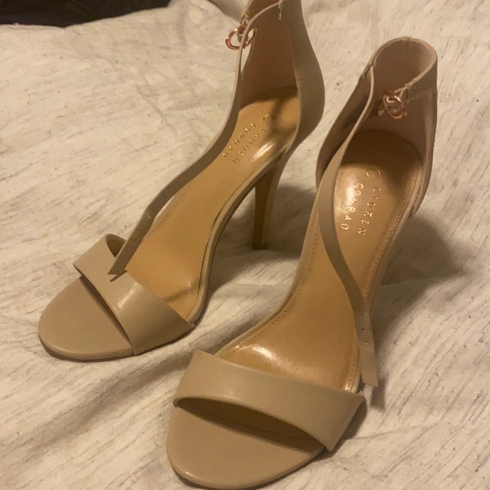 New with tags size 9 nude heals